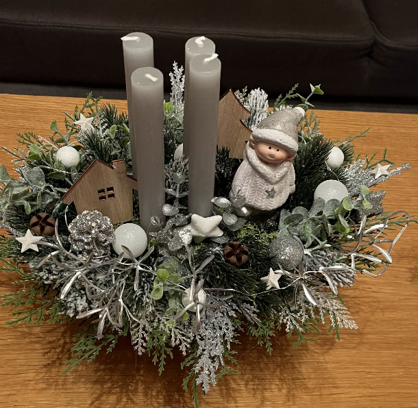 Tradiční adventní věnec s červenými svíčkami a přírodní dekorací