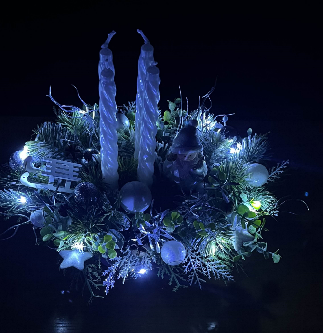 Rustikální adventní věnec s přírodními materiály a skořicí